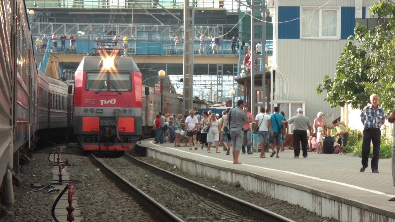 Поезд адлер сальск. 2эс4к с поездом Екатеринбург-Адлер. Поезд Нижний Тагил Адлер. Прибывать на вокзале. Поезд прибывает на вокзал.