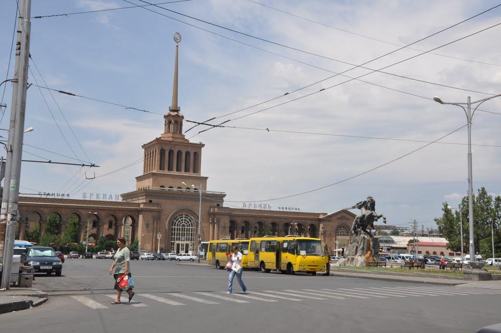 Станция ереван. ЖД вокзал Ереван. Центральный вокзал Еревана. Вокзал Ереван старый. ЖД вокзал Ереван СССР.