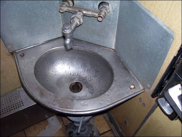 умывальник в туалете плацкартного вагона